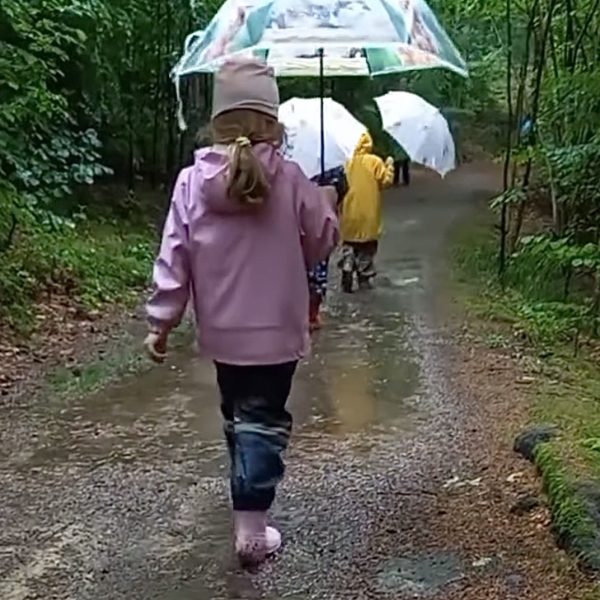 Kinder im Regen